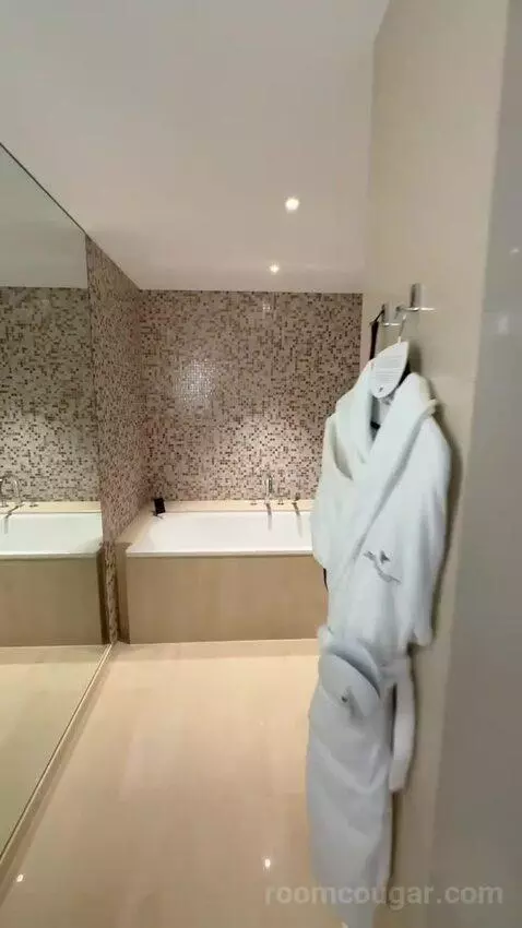 Panoramic Suite, Suite, 1 King bathroom picture #8