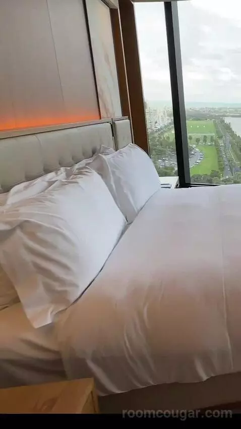 Swan River View, Studio, 1 King (#1801) bed picture #5