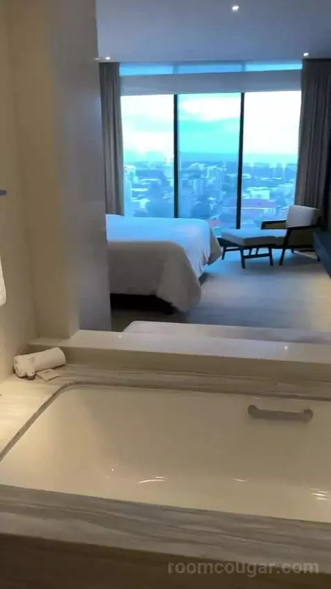 1 Bedroom Junior Suite, 1 King, City View, Corner Room (#1818) bed picture #1