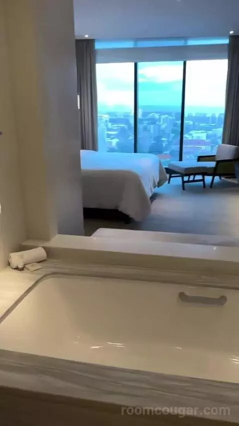 1 Bedroom Junior Suite, 1 King, City View, Corner Room (#1818) bed picture #2