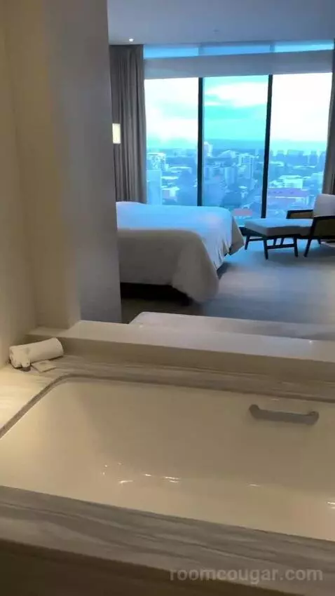 1 Bedroom Junior Suite, 1 King, City View, Corner Room (#1818) bed picture #3
