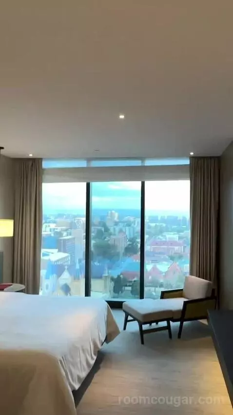 1 Bedroom Junior Suite, 1 King, City View, Corner Room (#1818) bathroom picture #1