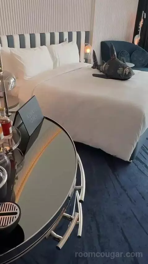 Spectacular Room, Guest Room, 1 King, Darling Harbour View bed picture #1