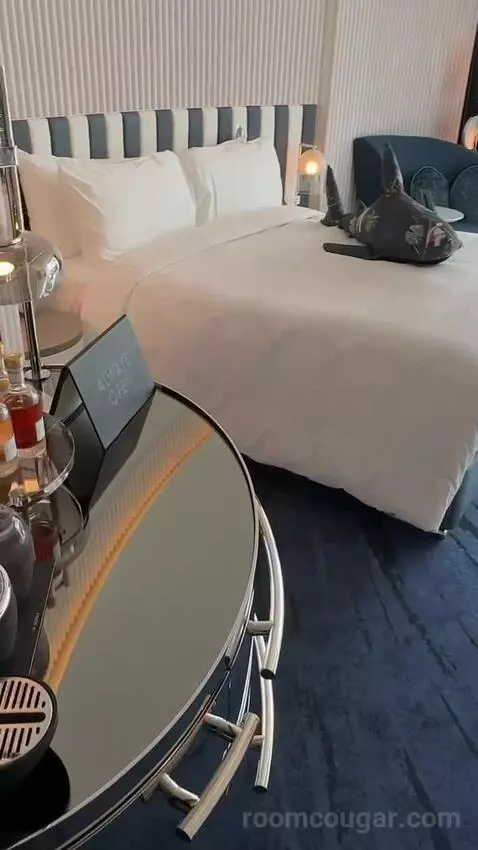 Spectacular Room, Guest Room, 1 King, Darling Harbour View bed picture #2