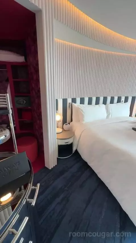 Spectacular Room, Guest Room, 1 King, Darling Harbour View bed picture #7