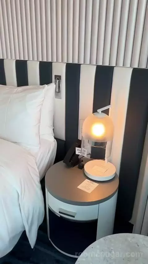 Spectacular Room, Guest Room, 1 King, Darling Harbour View bed picture #11