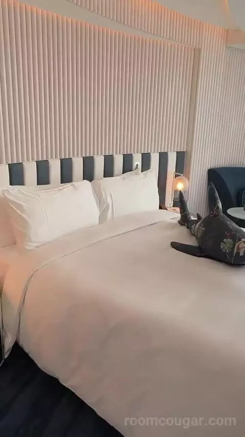 Spectacular Room, Guest Room, 1 King, Darling Harbour View bed picture #3