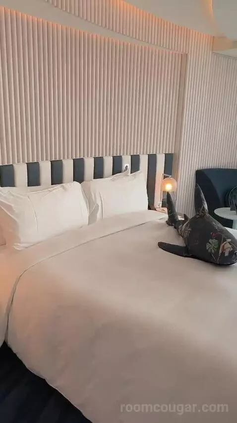 Spectacular Room, Guest Room, 1 King, Darling Harbour View bed picture #4