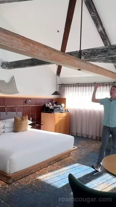 Harbour Suite, Suite, 1 King, Water View bed picture #6