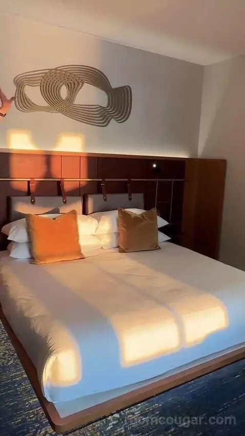 Walsh Bay King Suite bed picture #3