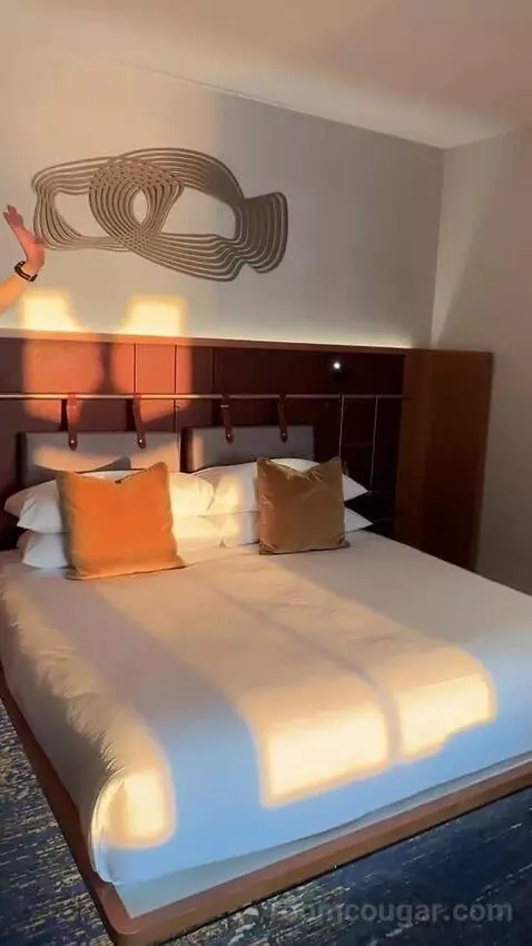Walsh Bay King Suite bed picture #6