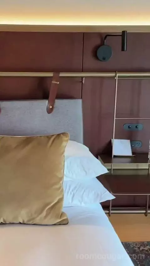 Water View King Room bed picture #4