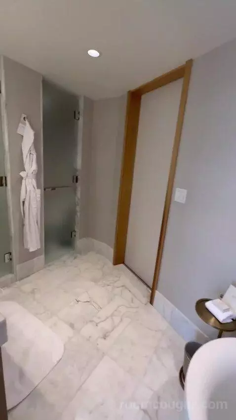 1 Bedroom Suite, 1 King bathroom picture #1