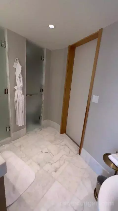 1 Bedroom Suite, 1 King bathroom picture #2