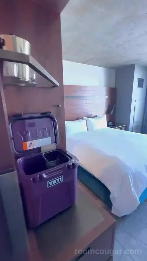Guest Room, 1 King, Stadium View bed picture #1