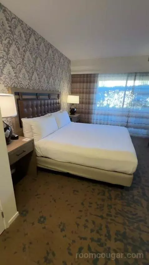 Standard King Room (#1137) bed picture #7