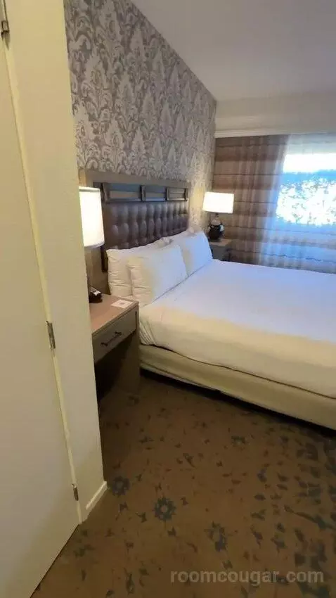 Standard King Room (#1137) bed picture #1