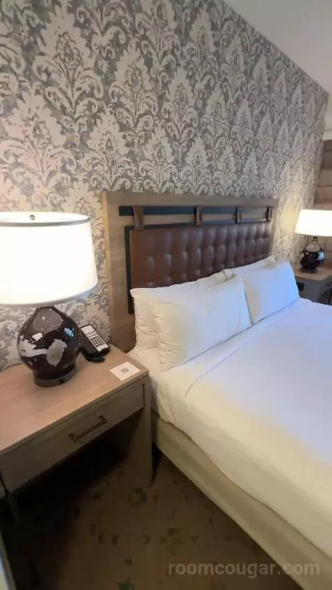 Standard King Room (#1137) bed picture #2