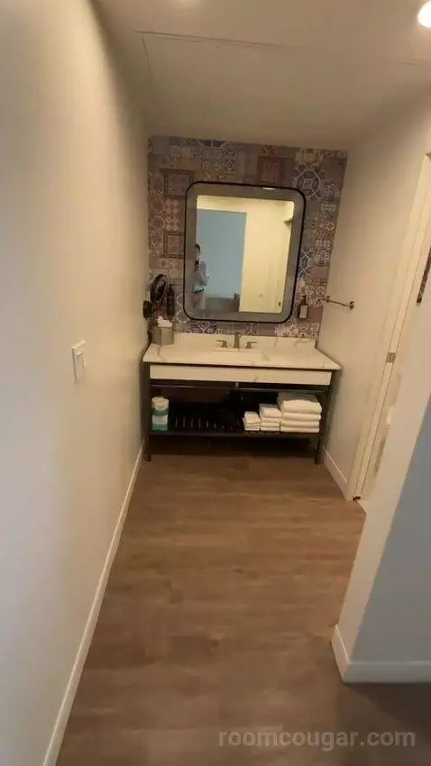 1king 2twin 2rm Suite-Parlor Plus Bedroom bathroom picture #1