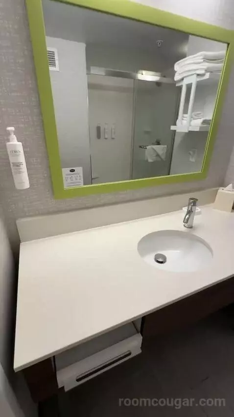 King Room (#304) bathroom picture #1