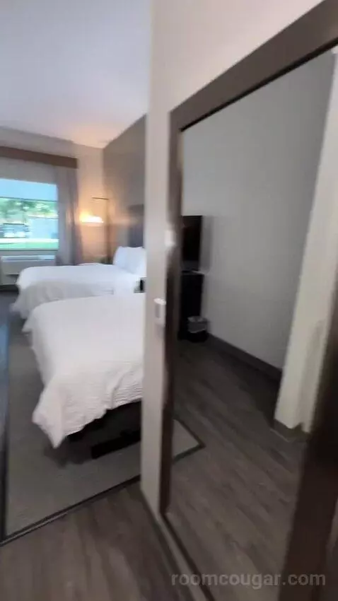 Queen Room with Two Queen Beds (#1009) bed picture #2