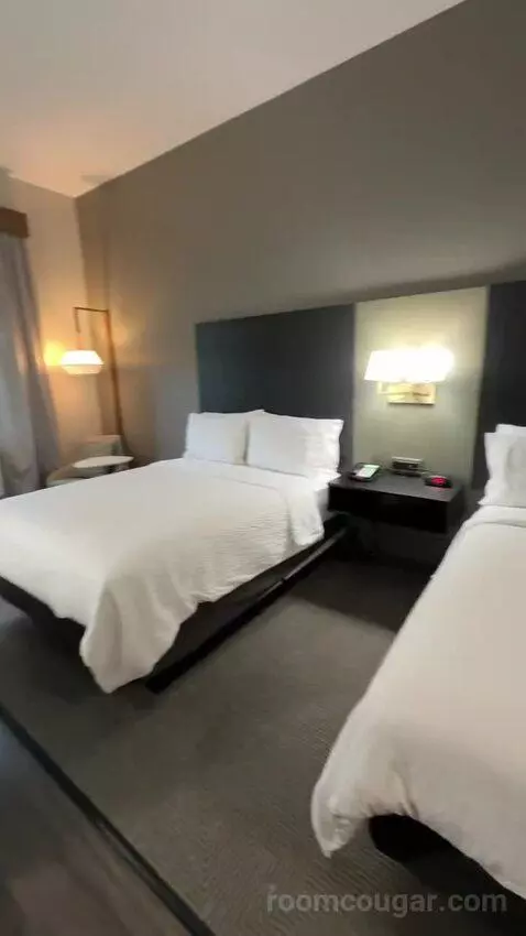 Queen Room with Two Queen Beds (#1009) bed picture #4