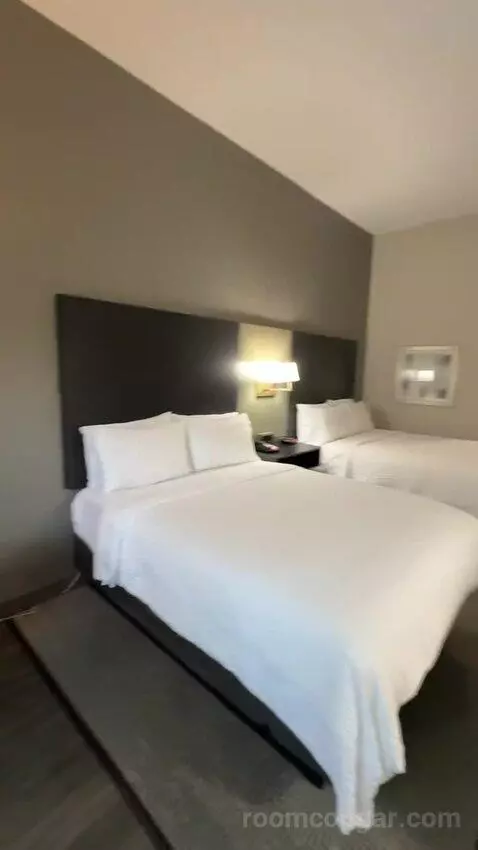 Queen Room with Two Queen Beds (#1009) bed picture #6