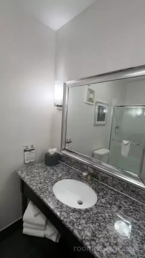 1 King Standard (#1012) bathroom picture #4