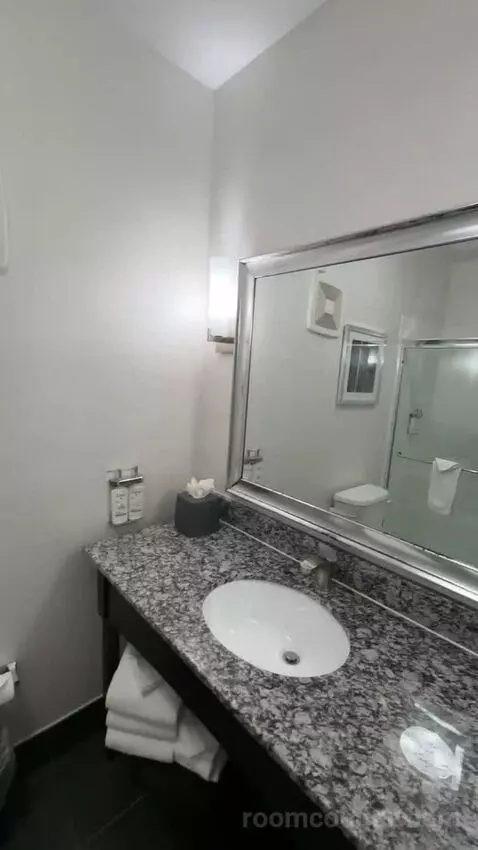 1 King Standard (#1012) bathroom picture #5