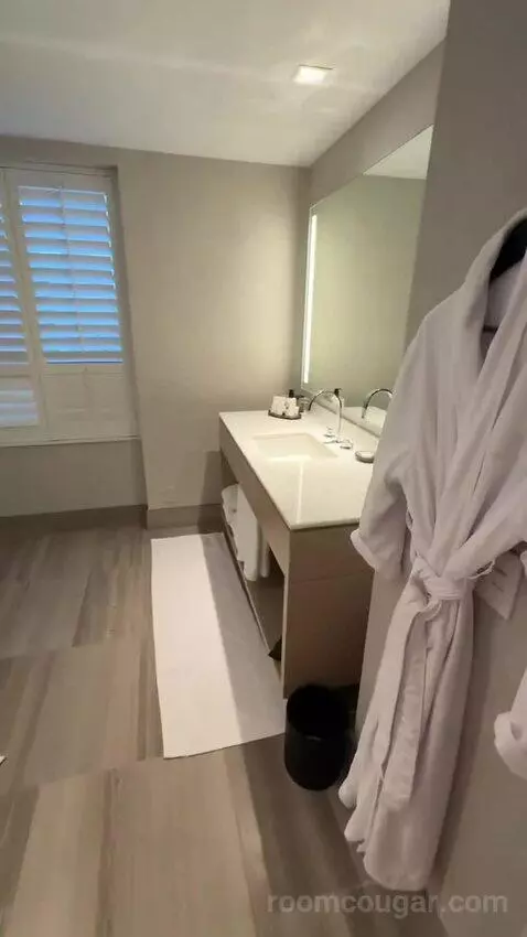 Magnificent Mile Suite (#2724) bathroom picture #5