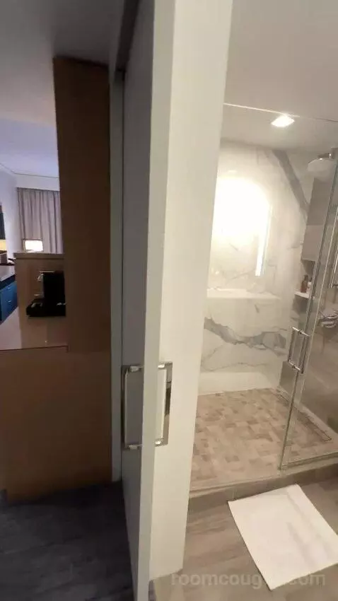 King Room with City View bathroom picture #1
