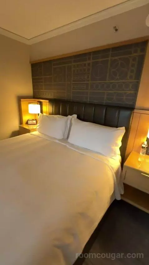 King Room with City View bed picture #10