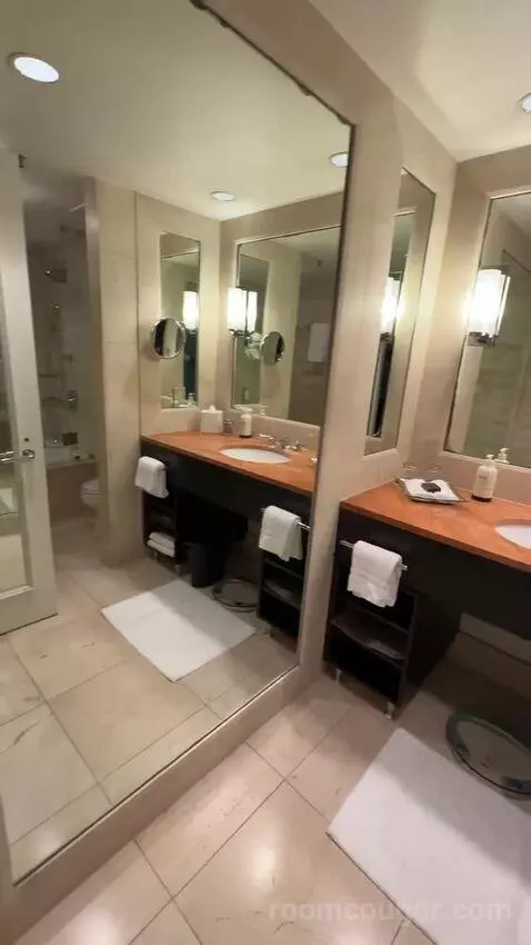 Double Room with Two Double Beds and Lake View bathroom picture #9