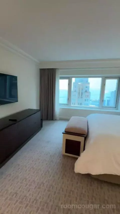 Executive King Suite with Lake View (#3111) bed picture #9