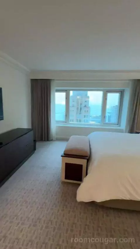 Executive King Suite with Lake View (#3111) bed picture #10