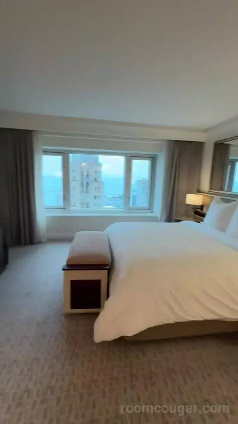 Executive King Suite with Lake View (#3111) bed picture #12
