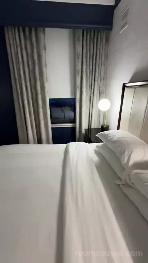 1 King Bed, City View, Corner, Guest Room (#801) bed picture #8