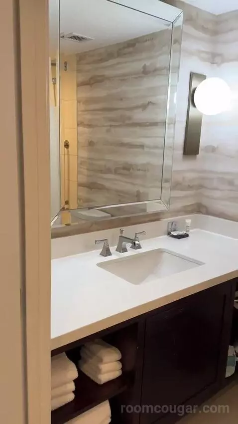 2 Double Beds, City View, Corner, Junior Suite (#710) bathroom picture #4