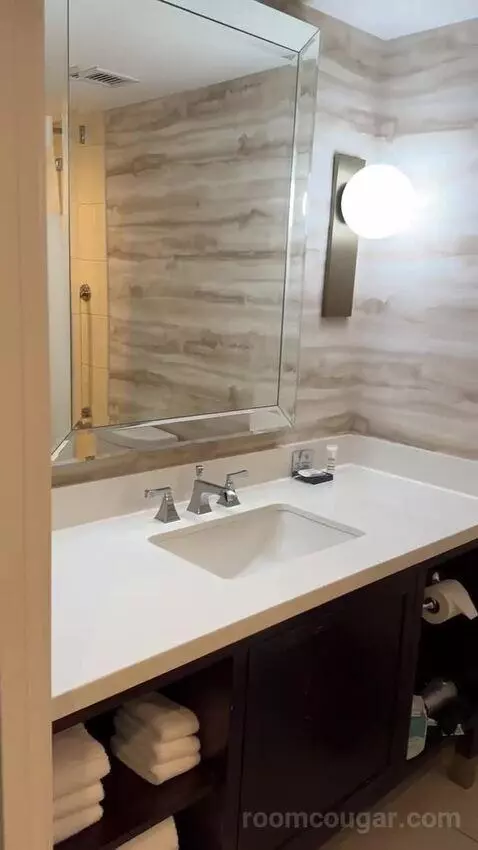 2 Double Beds, City View, Corner, Junior Suite (#710) bathroom picture #6