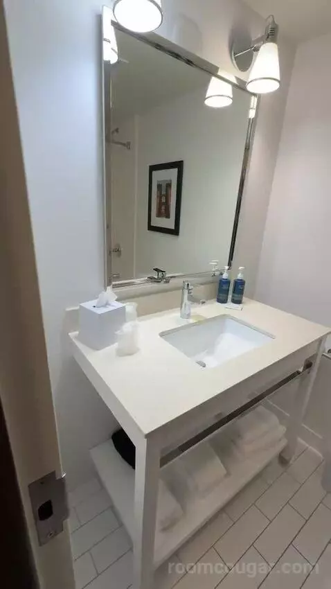 Guest Room, 2 Queen bathroom picture #3