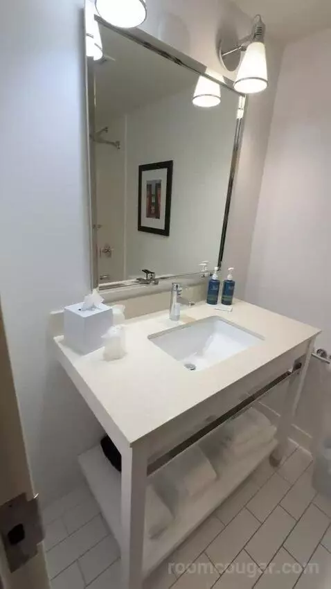 Guest Room, 2 Queen bathroom picture #4