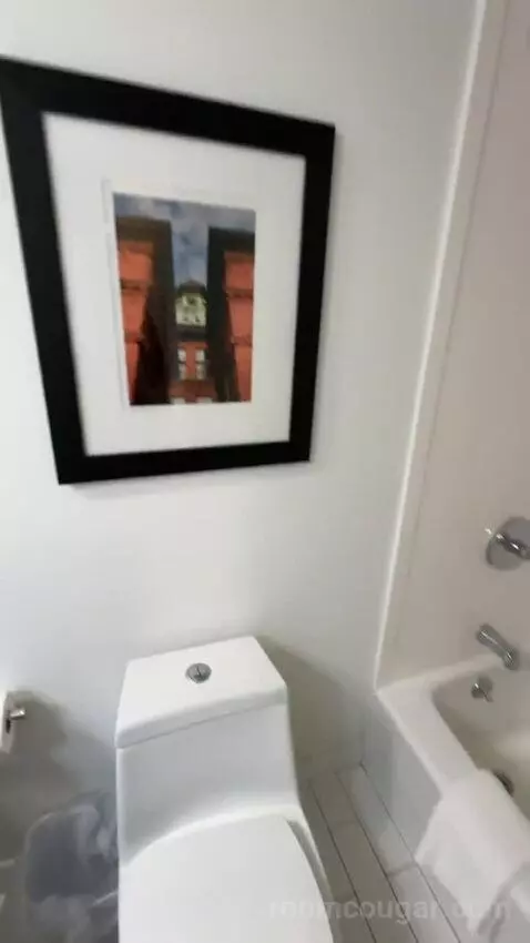 Guest Room, 2 Queen bathroom picture #9