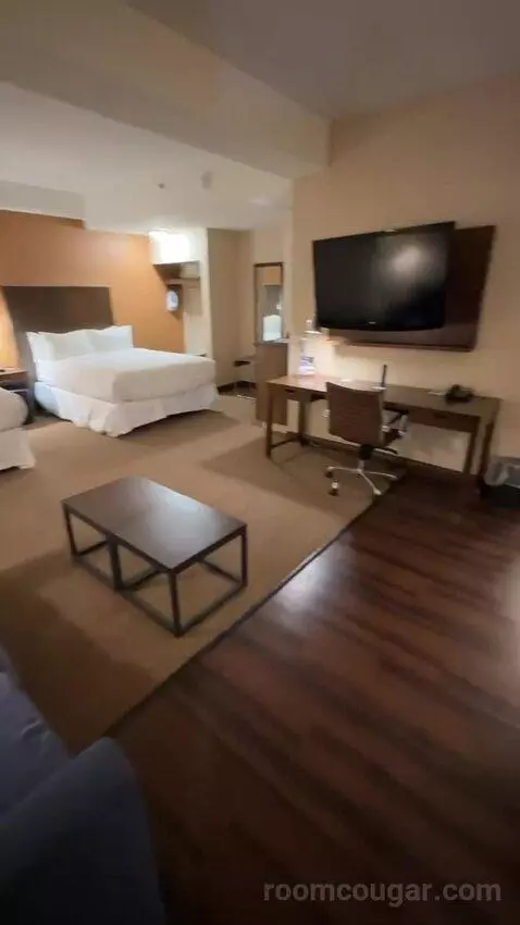 Junior Suite, 2 Queen, Poolside (#273) bed picture #2