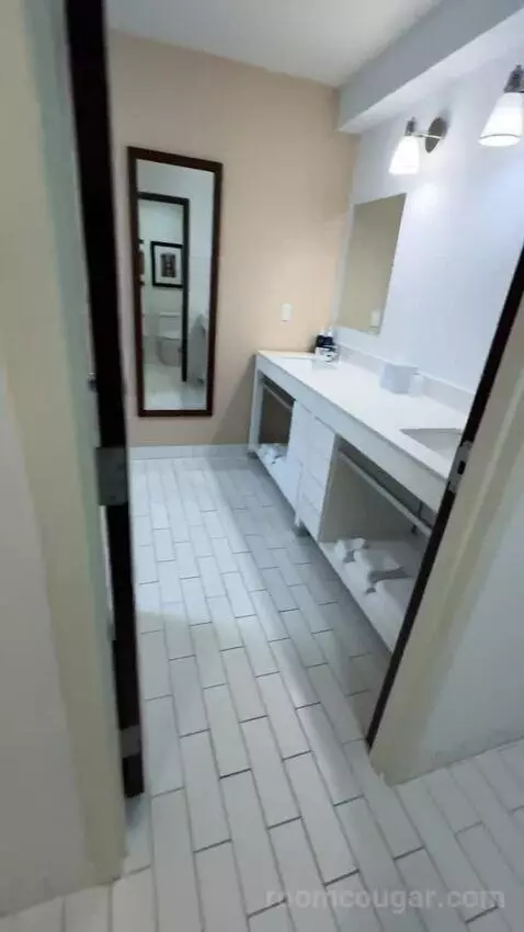 Executive Suite, 1 King, Towers Building (#801) bathroom picture #12