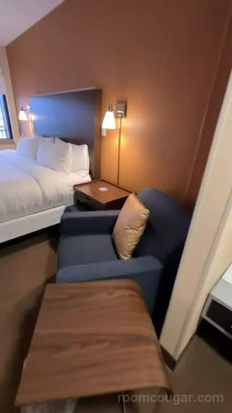 Guest Room, 1 King, Balcony (#655) bed picture #4