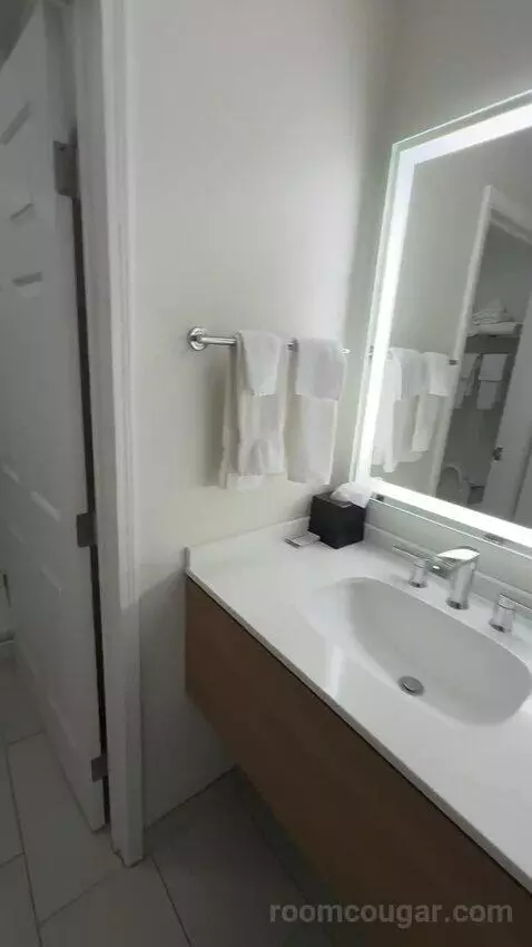 Studio Suite, 1 Queen (#233) bathroom picture #5