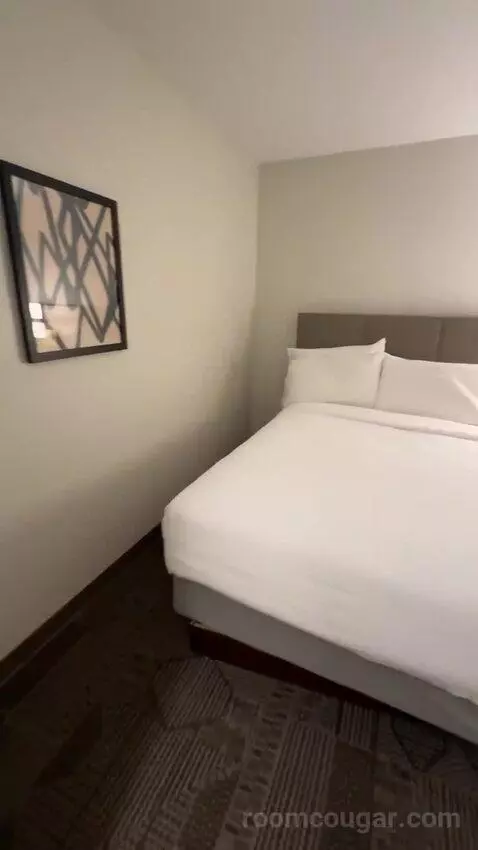 2 Double, 1 Queen, 2 Bedroom Suite (#302) bed picture #4