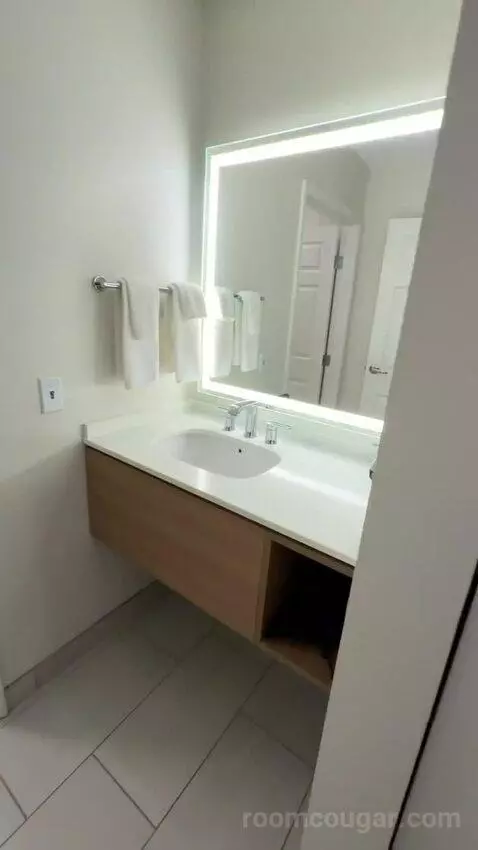 2 Double, 1 Queen, 2 Bedroom Suite (#302) bathroom picture #5