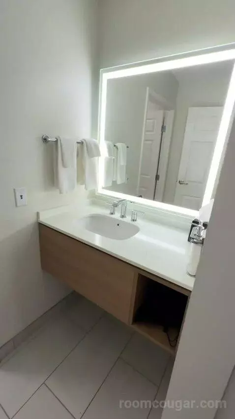 2 Double, 1 Queen, 2 Bedroom Suite (#302) picture #18