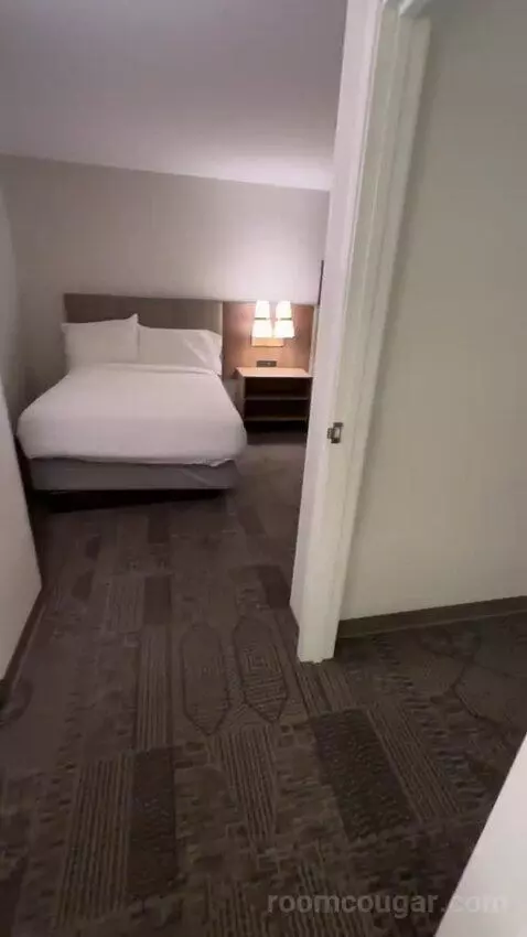 2 Double, 1 Queen, 2 Bedroom Suite (#302) bed picture #7